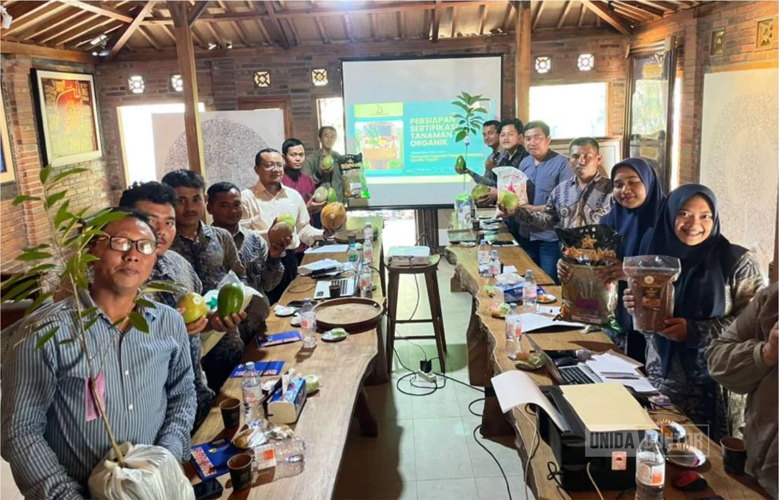 Dosen Agroteknologi UNIDA Gontor, Use Etica, memaparkan persiapan sertifikasi tanaman organik kepada petani mitra dan tim ICS PT. Dwi Saputra Agro di Jetis, Ponorogo.