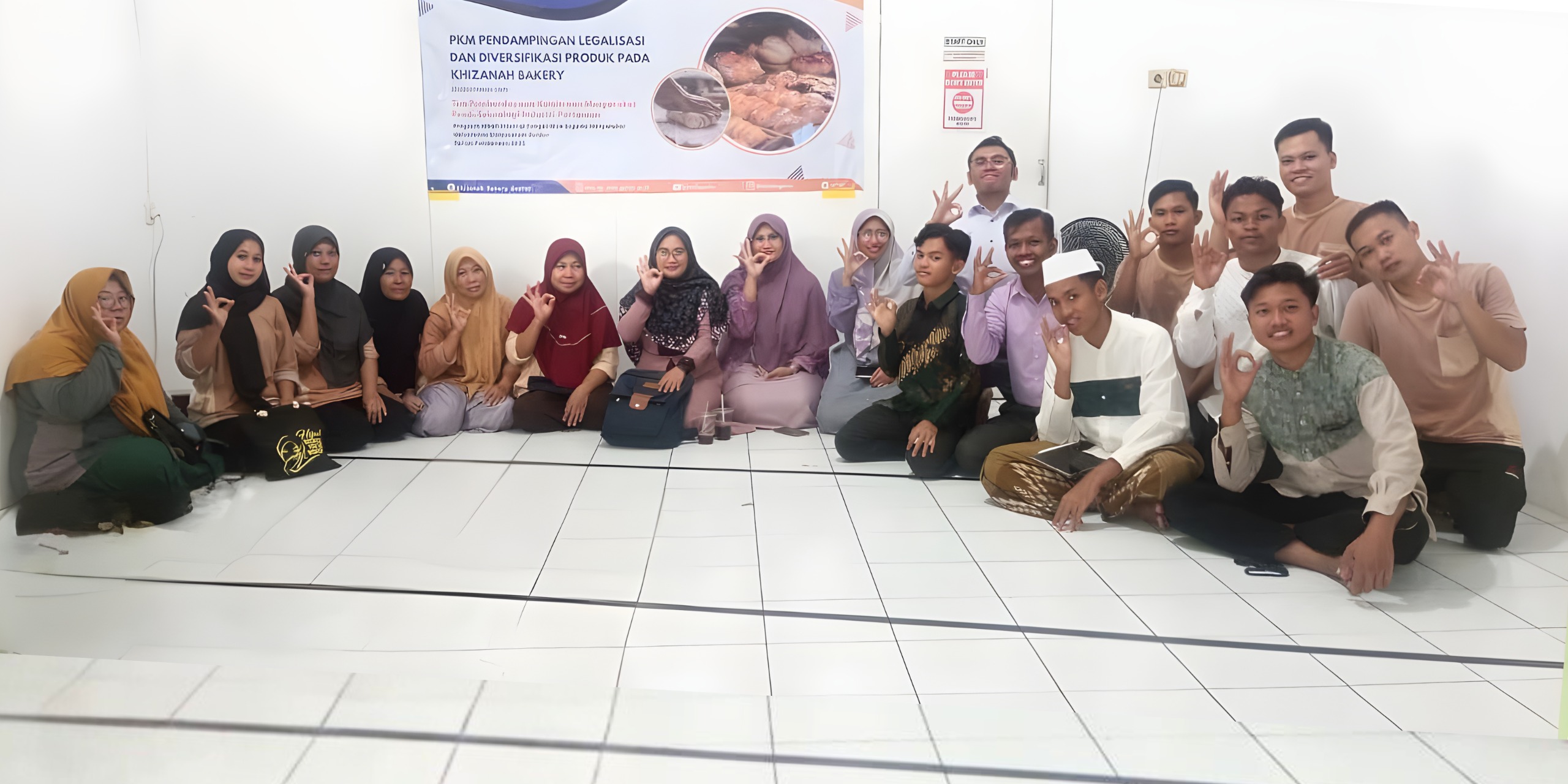 Tim Pemberdayaan Kemitraan Masyarakat UNIDA Gontor mensosialisasikan Sistem Jaminan Produk Halal (SJPH) di Khizanah Bakery Gontor; pemateri memaparkan alur sertifikasi halal via aplikasi SiHalal di hadapan peserta UMKM yang antusias.
