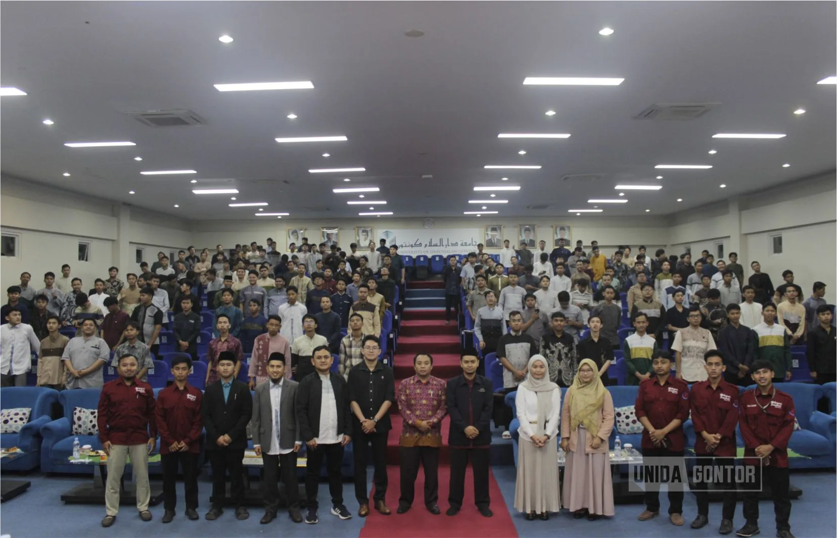 “Seminar Keuangan Syariah UNIDA Gontor menghadirkan OJK Kediri dan BEI Jateng 2; mahasiswa Gen Z antusias mengikuti sesi diskusi di aula kampus.”