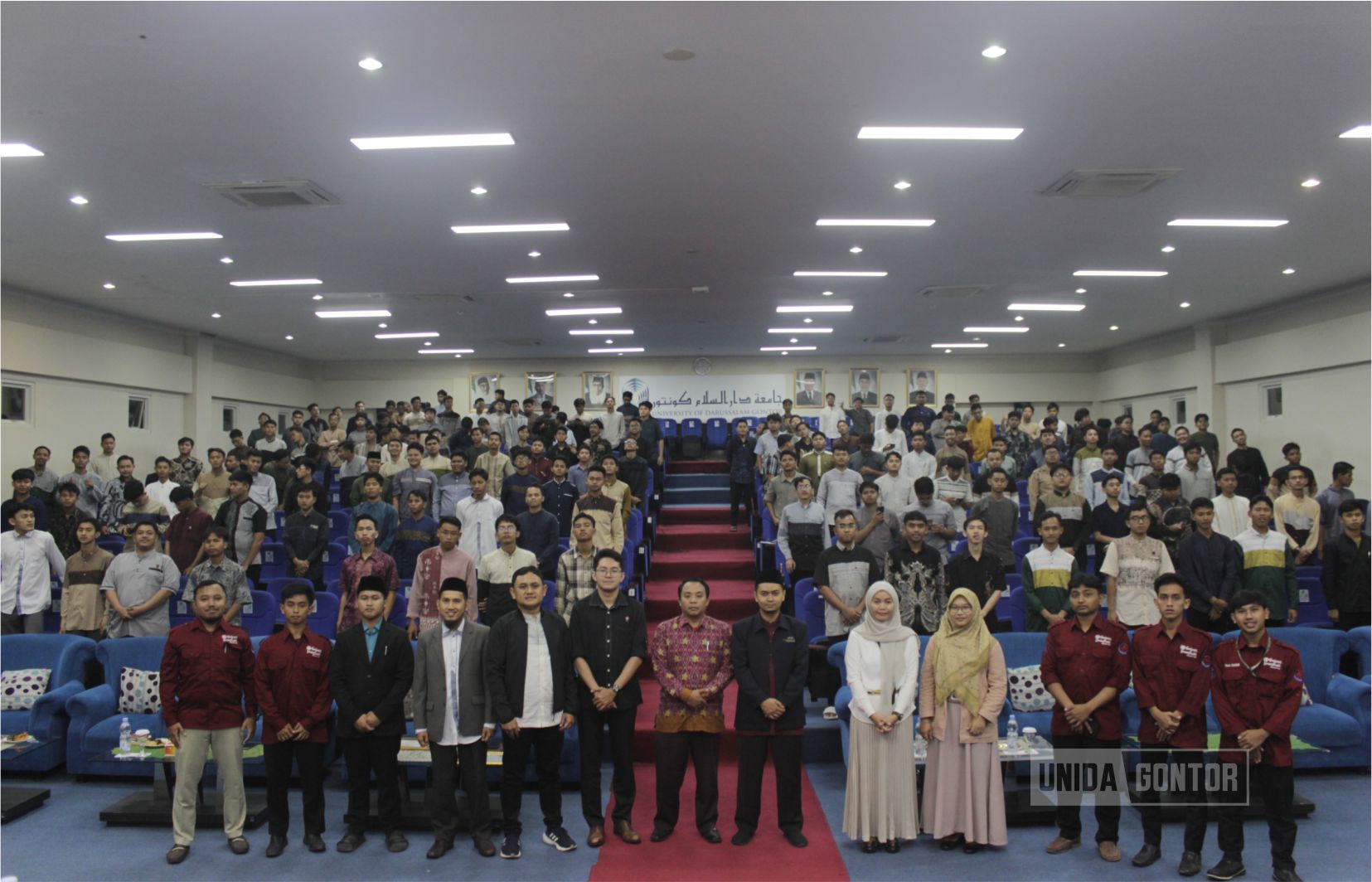 “Seminar Keuangan Syariah UNIDA Gontor menghadirkan OJK Kediri dan BEI Jateng 2; mahasiswa Gen Z antusias mengikuti sesi diskusi di aula kampus.”