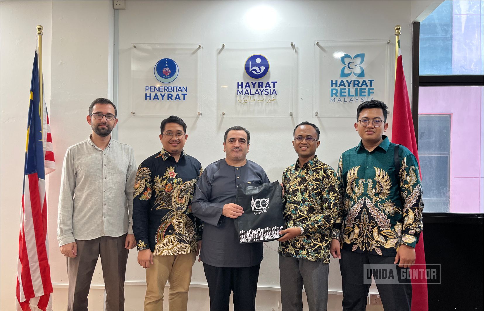 UNIDA Gontor Management students and lecturers during the International Community Engagement (ICE) program at Hayrat Malaysia, strengthening academic collaboration and global engagement.