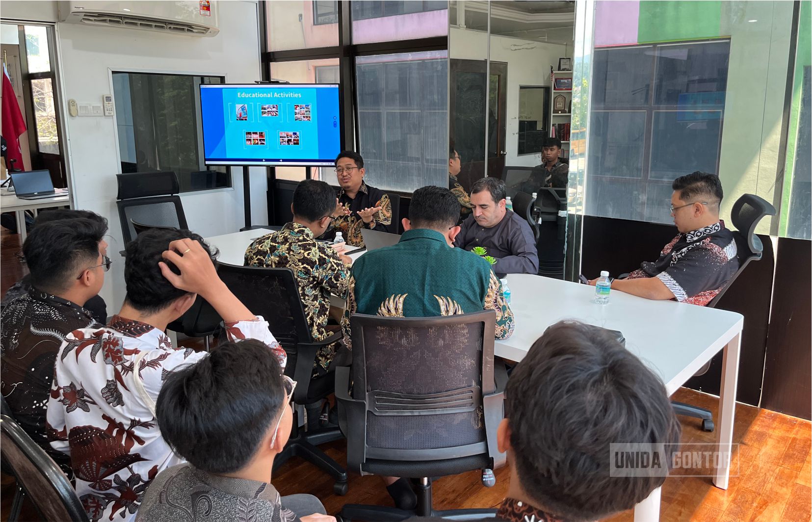 UNIDA Gontor Management students and lecturers during the International Community Engagement (ICE) program at Hayrat Malaysia, strengthening academic collaboration and global engagement.