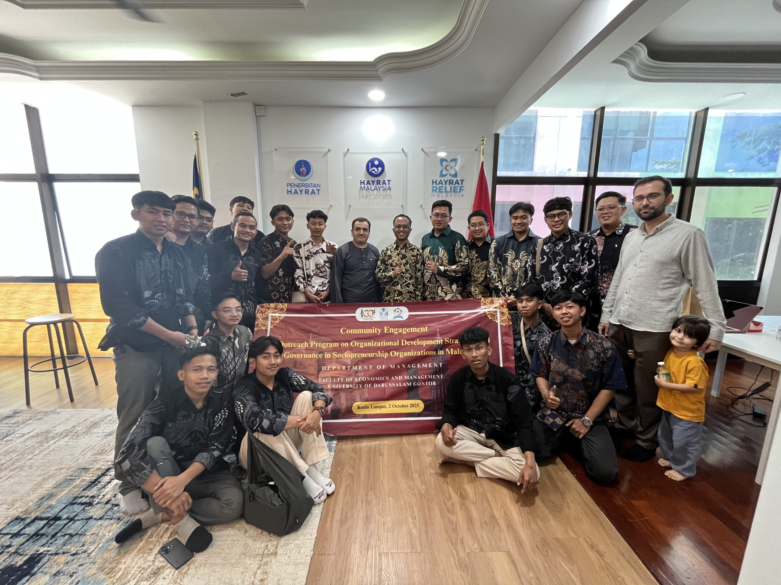 UNIDA Gontor Management students and lecturers during the International Community Engagement (ICE) program at Hayrat Malaysia, strengthening academic collaboration and global engagement.