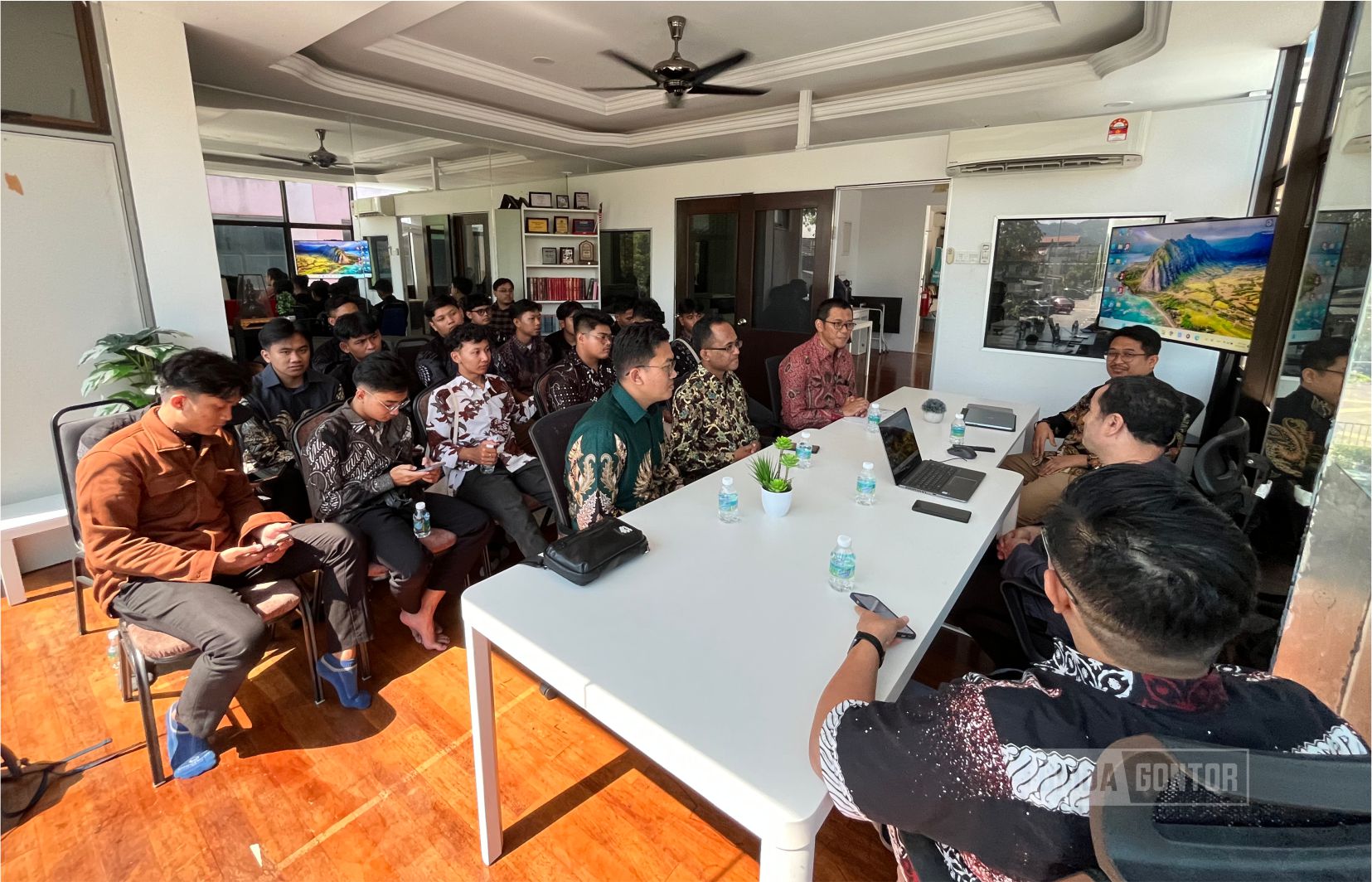 UNIDA Gontor Management students and lecturers during the International Community Engagement (ICE) program at Hayrat Malaysia, strengthening academic collaboration and global engagement.