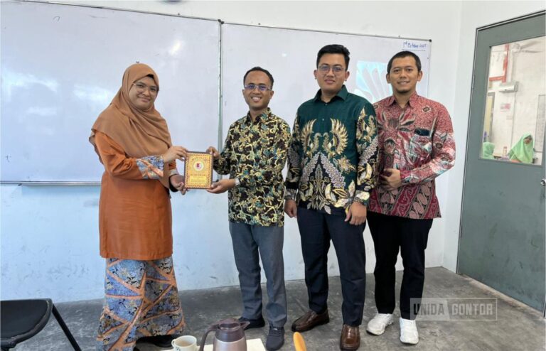 UNIDA Gontor students and lecturers conduct ICE program at Rohingya Education Centre Malaysia.