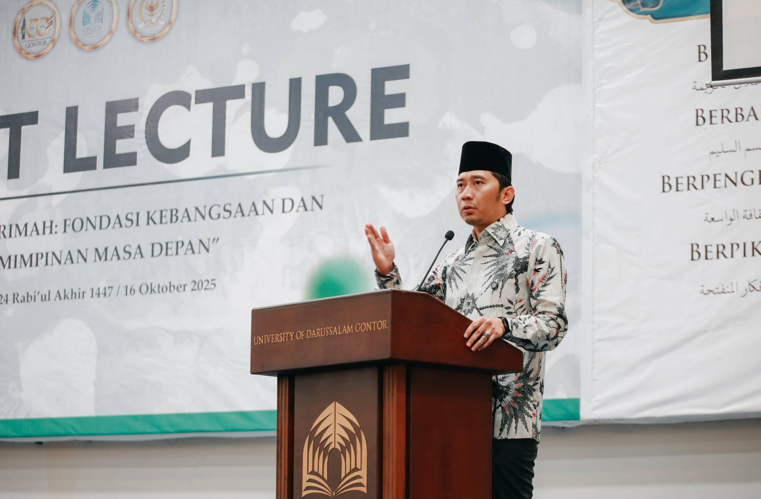 Dr. Edhie Baskoro Yudhoyono menyampaikan kuliah umum di Hall Gedung Terpadu UNIDA Gontor tentang akhlakul karimah, disaksikan pimpinan universitas dan mahasiswa.