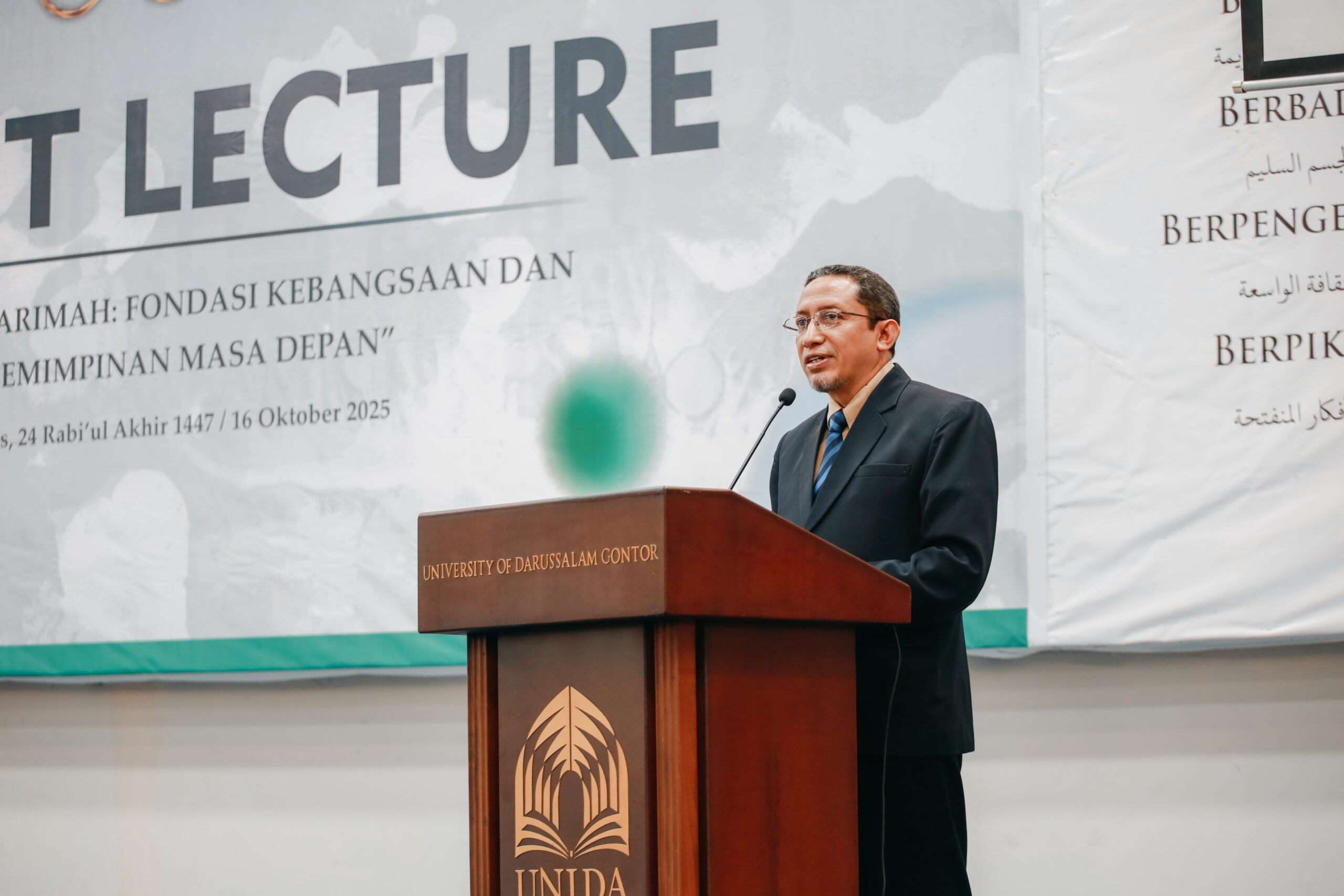 Dr. Edhie Baskoro Yudhoyono menyampaikan kuliah umum di Hall Gedung Terpadu UNIDA Gontor tentang akhlakul karimah, disaksikan pimpinan universitas dan mahasiswa.