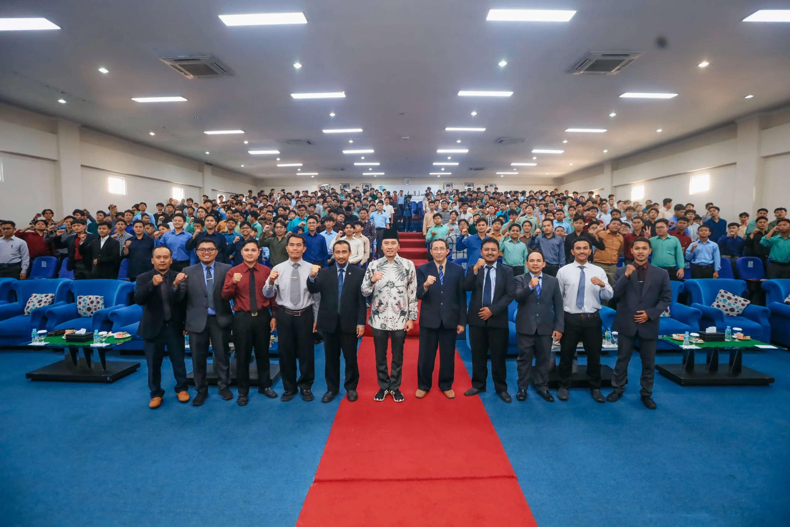 Dr. Edhie Baskoro Yudhoyono menyampaikan kuliah umum di Hall Gedung Terpadu UNIDA Gontor tentang akhlakul karimah, disaksikan pimpinan universitas dan mahasiswa.