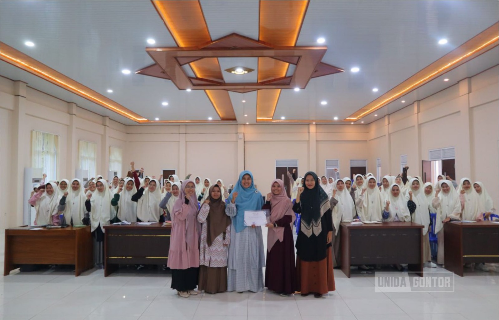 Mahasiswa Prodi PBA UNIDA Gontor ikuti workshop AI dalam penulisan karya ilmiah bersama Dr. Ade Ruswatie di Aula Istanbul Lantai 3.