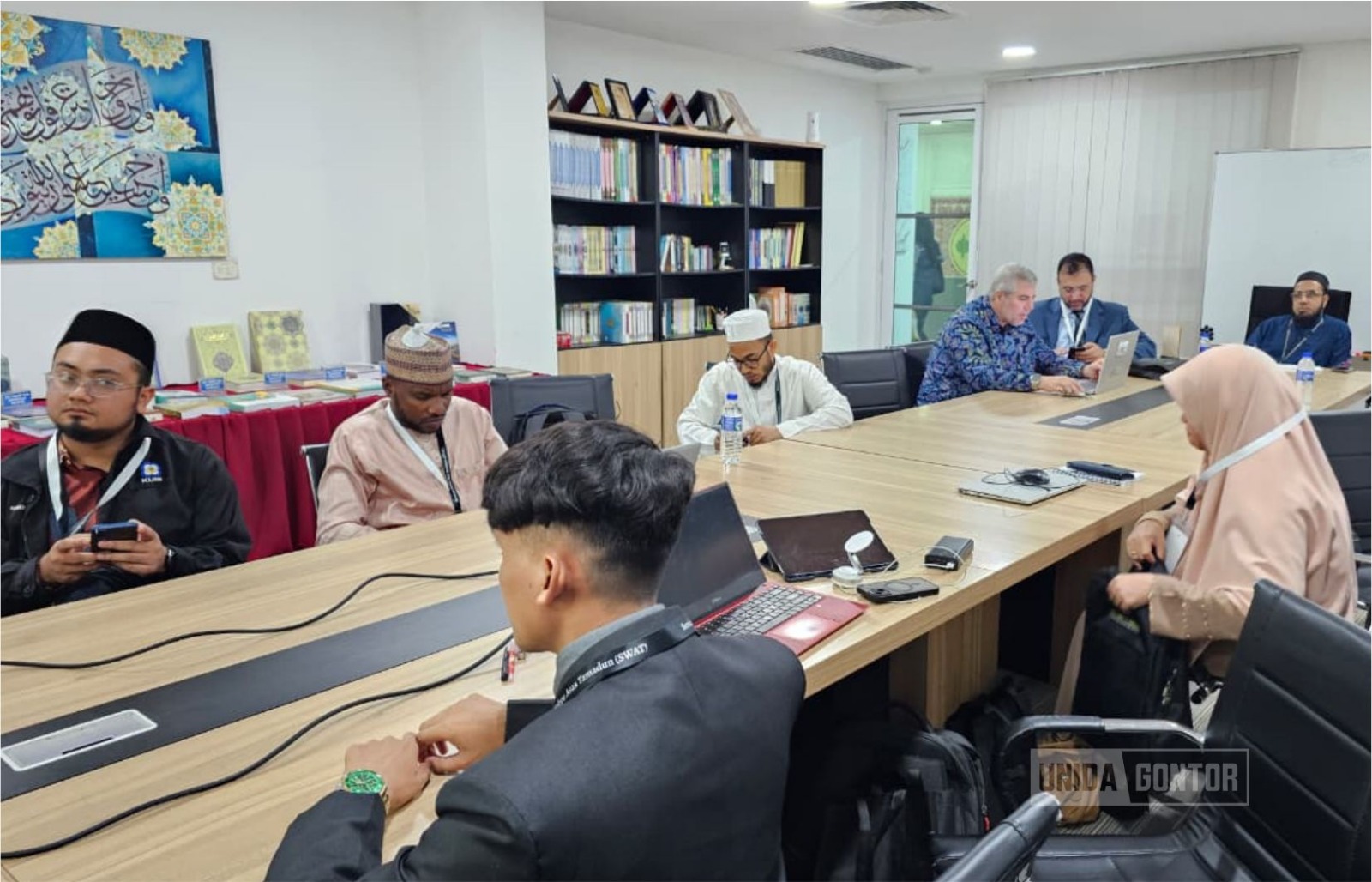 Dua mahasiswa IQT UNIDA Gontor menerima penghargaan Best Presenter pada SWAT X 2025 di USIM Malaysia.