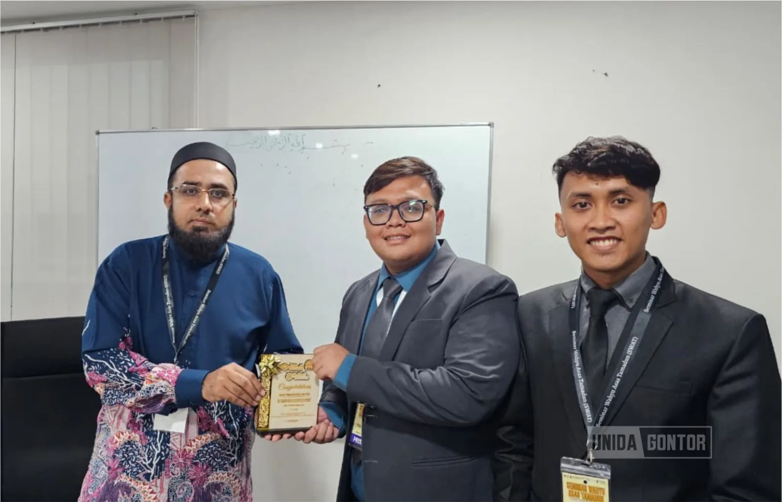 Dua mahasiswa IQT UNIDA Gontor menerima penghargaan Best Presenter pada SWAT X 2025 di USIM Malaysia.