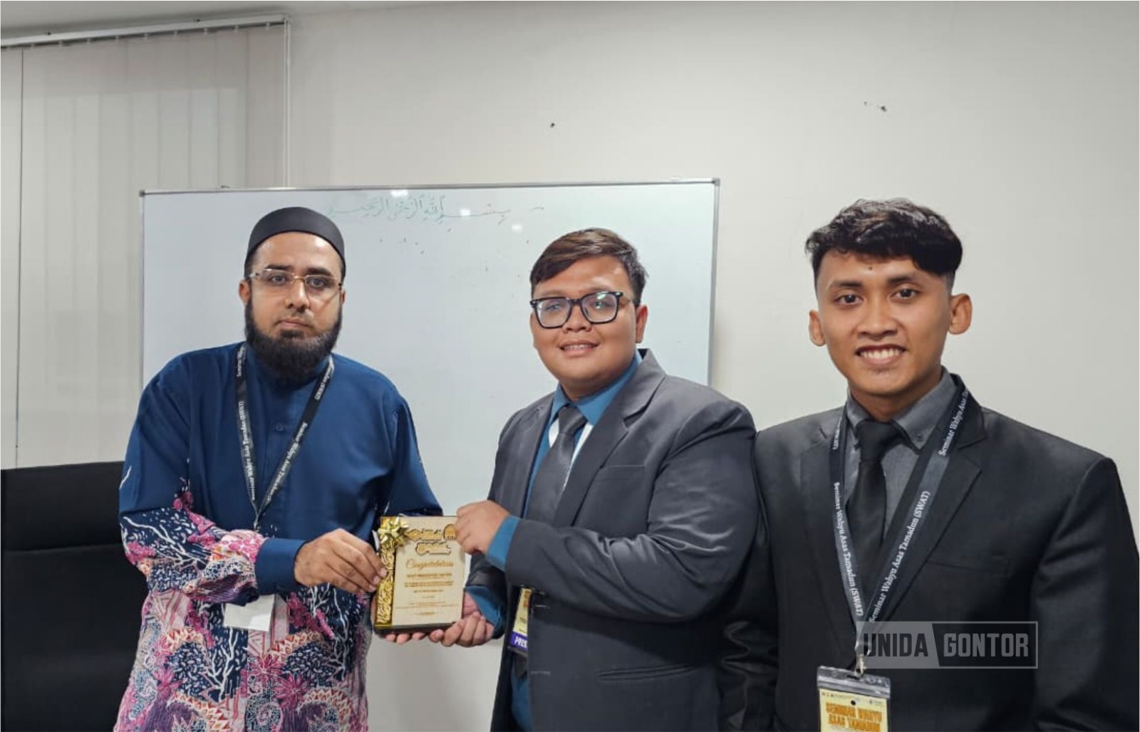 Dua mahasiswa IQT UNIDA Gontor menerima penghargaan Best Presenter pada SWAT X 2025 di USIM Malaysia.