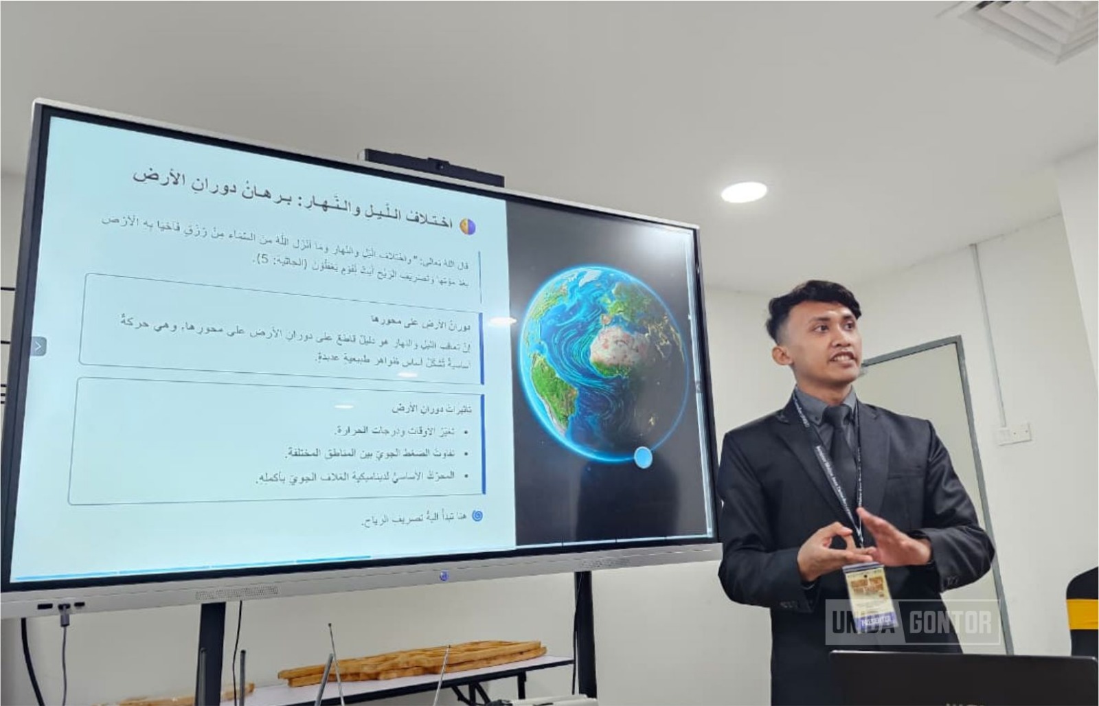 Dua mahasiswa IQT UNIDA Gontor menerima penghargaan Best Presenter pada SWAT X 2025 di USIM Malaysia.