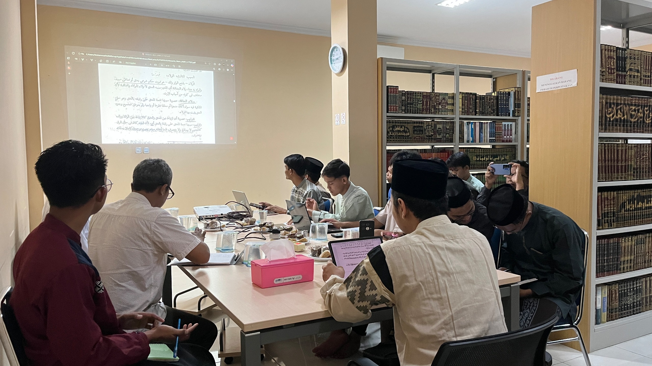 Suasana kegiatan CMS UNIDA Gontor dalam edukasi hukum waris Islam kepada masyarakat dan mahasiswa.