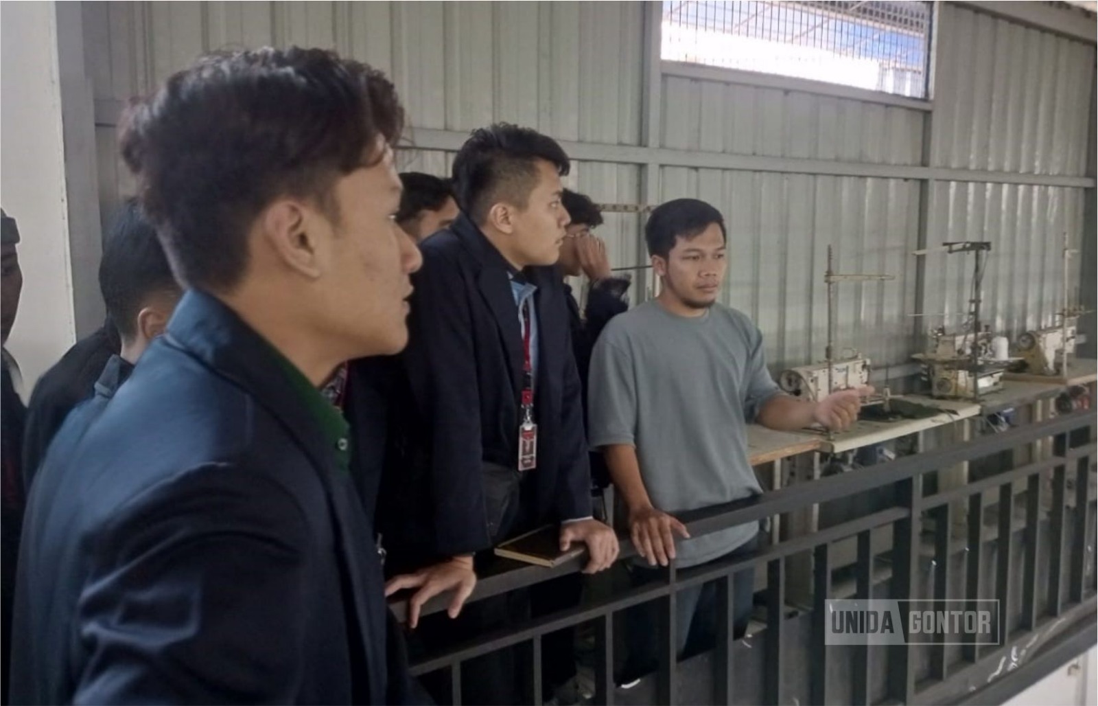 Mahasiswa Prodi Ekonomi Islam UNIDA Gontor melakukan kunjungan industri ke pabrik garmen PT Alendors Global Production di Padalarang, Bandung Barat.