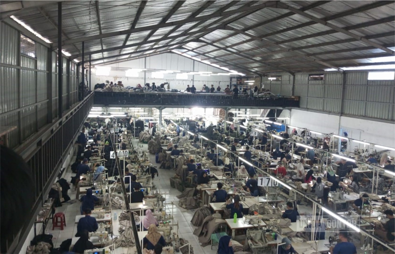 Mahasiswa Prodi Ekonomi Islam UNIDA Gontor melakukan kunjungan industri ke pabrik garmen PT Alendors Global Production di Padalarang, Bandung Barat.