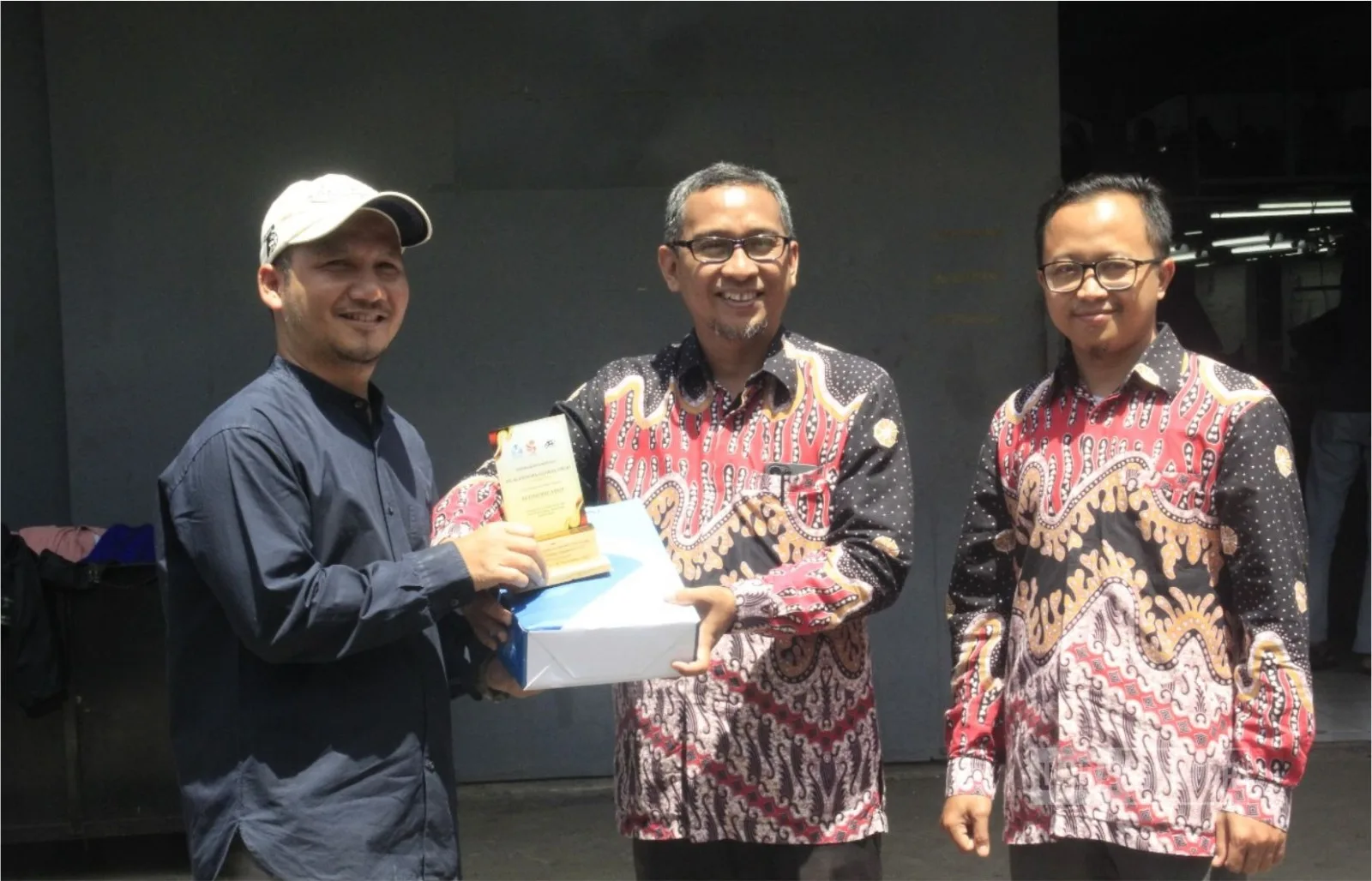 Mahasiswa Prodi Ekonomi Islam UNIDA Gontor melakukan kunjungan industri ke pabrik garmen PT Alendors Global Production di Padalarang, Bandung Barat.