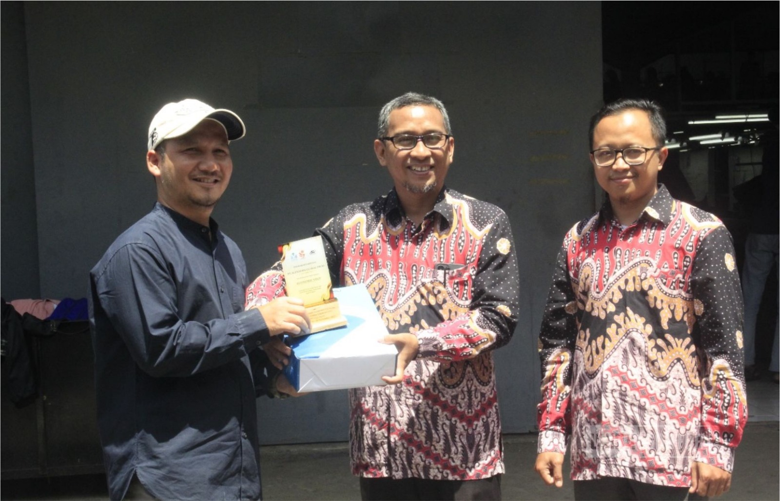 Mahasiswa Prodi Ekonomi Islam UNIDA Gontor melakukan kunjungan industri ke pabrik garmen PT Alendors Global Production di Padalarang, Bandung Barat.
