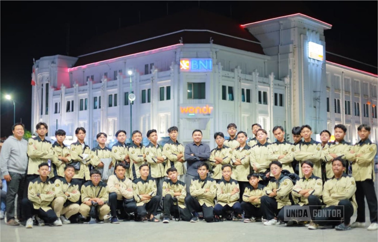 Mahasiswa Tadris Bahasa Inggris UNIDA Gontor sedang English Practice dengan turis mancanegara di kawasan wisata Yogyakarta.