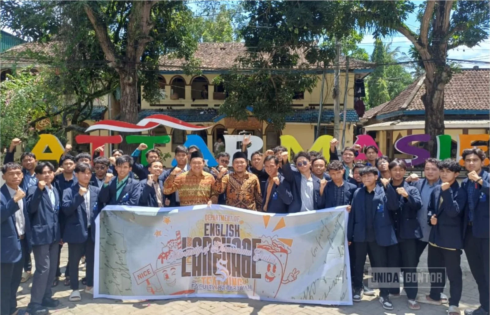 Mahasiswa Tadris Bahasa Inggris UNIDA Gontor sedang English Practice dengan turis mancanegara di kawasan wisata Yogyakarta.