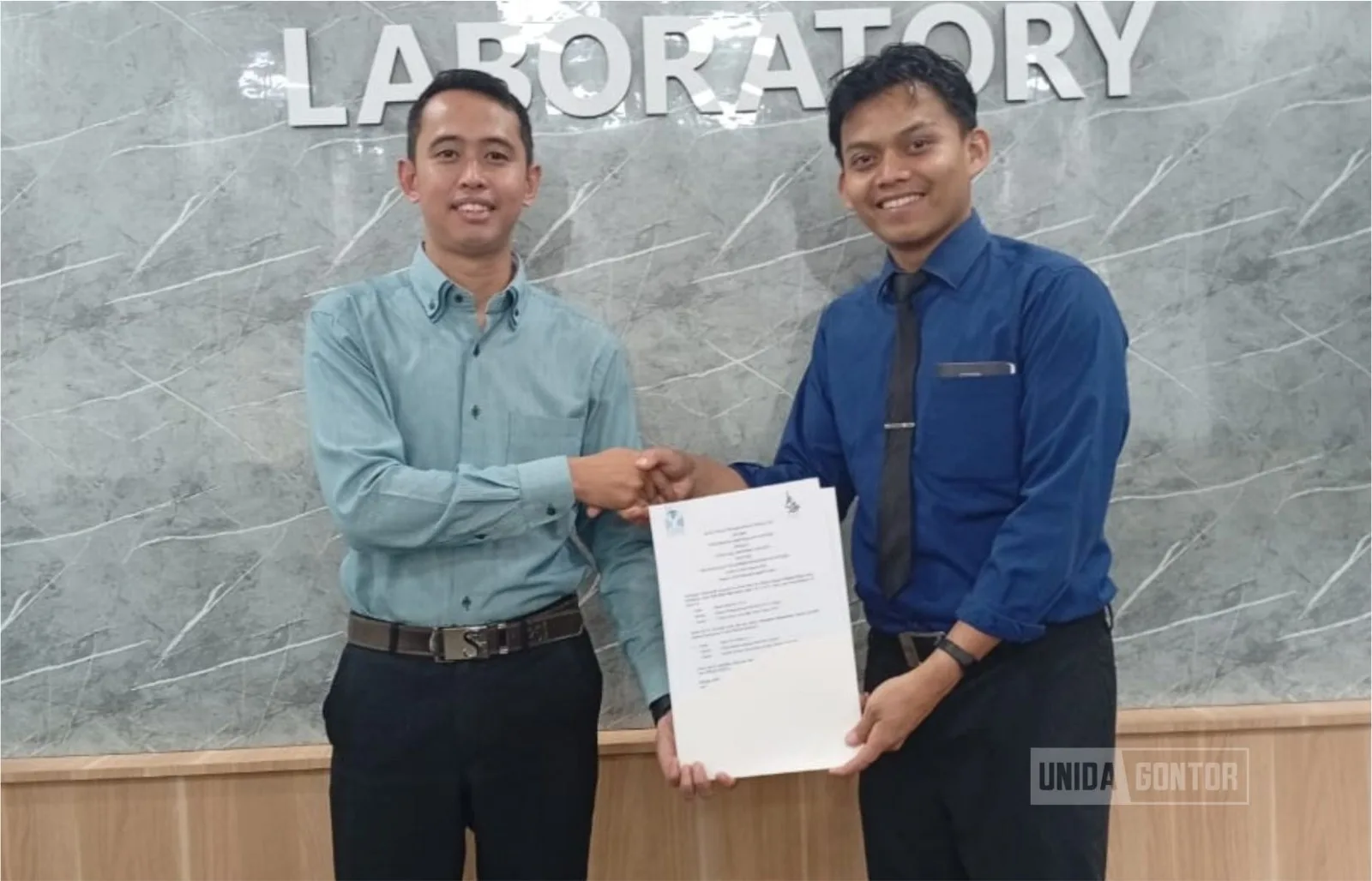 DPB UNIDA Gontor memfasilitasi pre-test dan post-test English Intensive Trainings santri PMDG di Qoah Bahasa Al-Azhar.