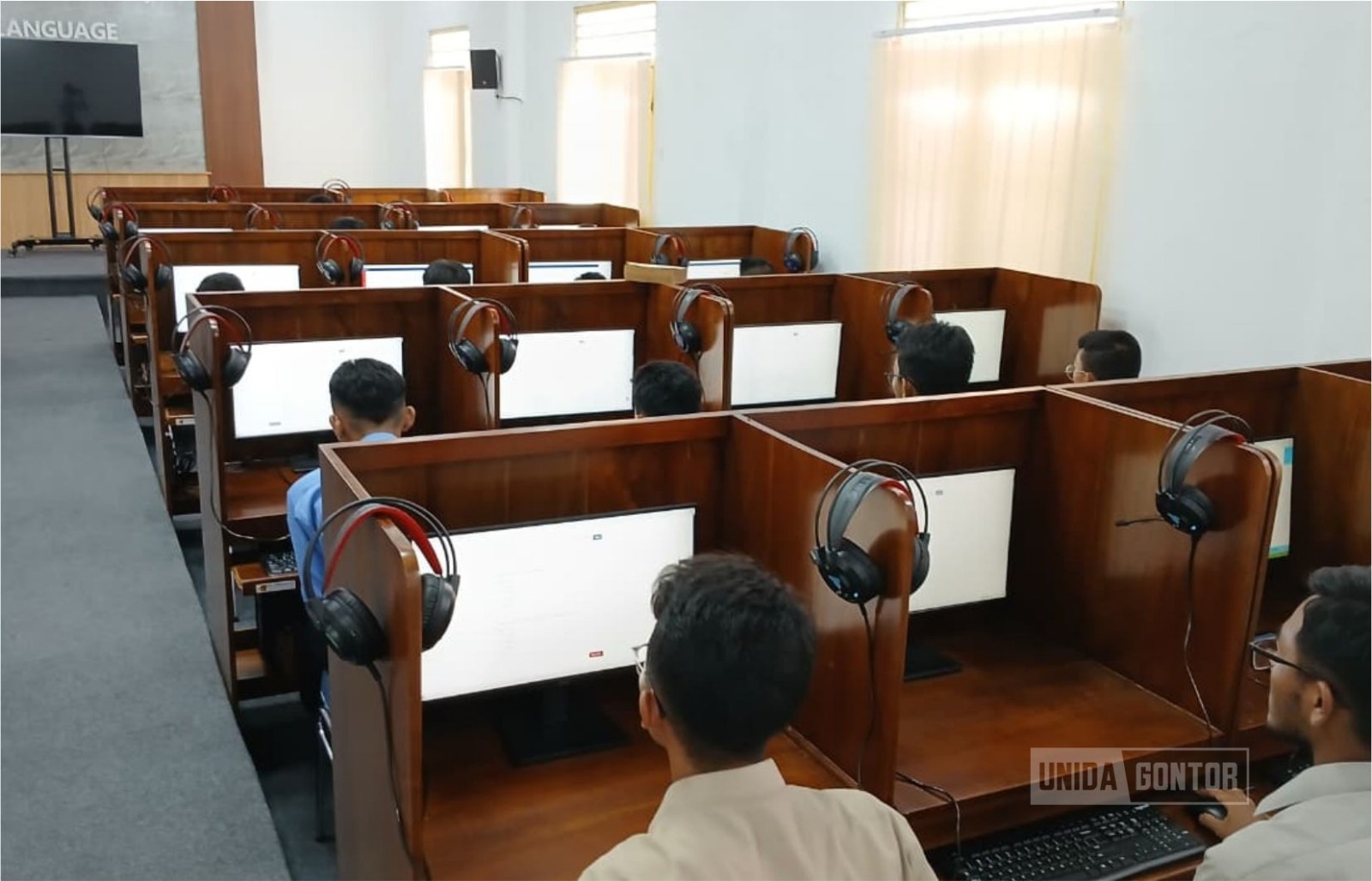 DPB UNIDA Gontor memfasilitasi pre-test dan post-test English Intensive Trainings santri PMDG di Qoah Bahasa Al-Azhar.