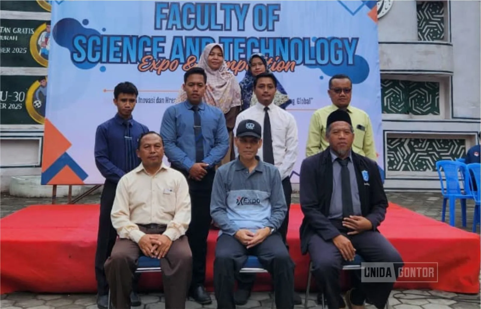 Santri Gontor Putra Kampus 3 mengunjungi stan Expo FST UNIDA Gontor dan melihat karya inovasi mahasiswa.