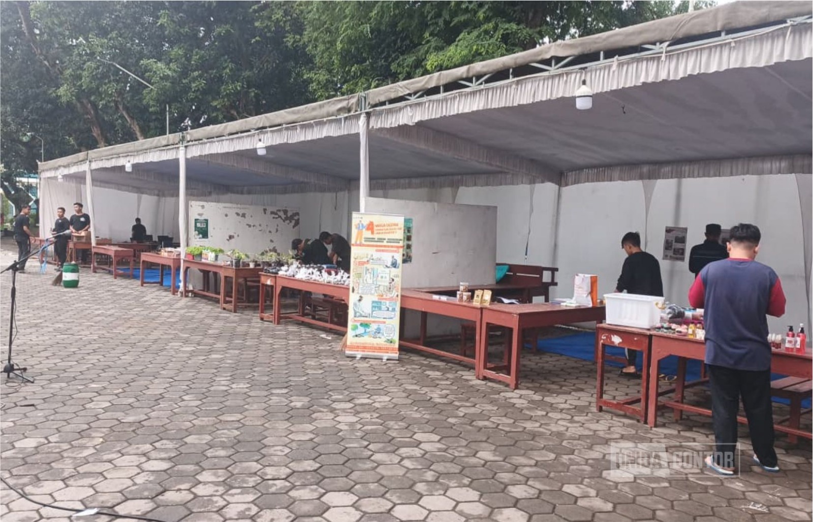 Santri Gontor Putra Kampus 3 mengunjungi stan Expo FST UNIDA Gontor dan melihat karya inovasi mahasiswa.