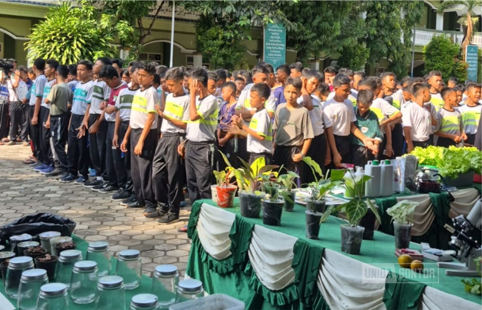 Santri Gontor Putra Kampus 3 mengunjungi stan Expo FST UNIDA Gontor dan melihat karya inovasi mahasiswa.