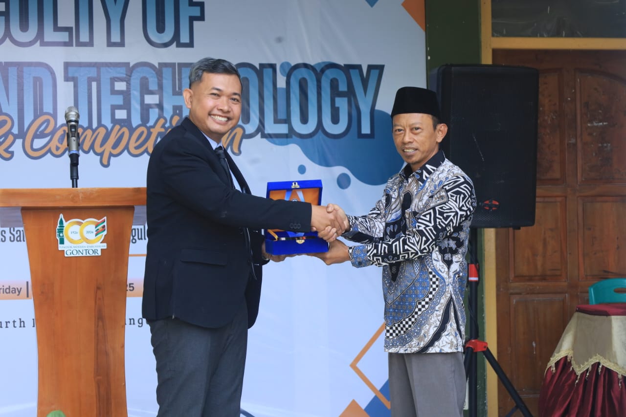 Santriwati PMDG Putri Kampus 4 mengunjungi stand Expo Fakultas Sains dan Teknologi UNIDA Gontor, melihat karya Agroteknologi, Informatika, dan TIP.