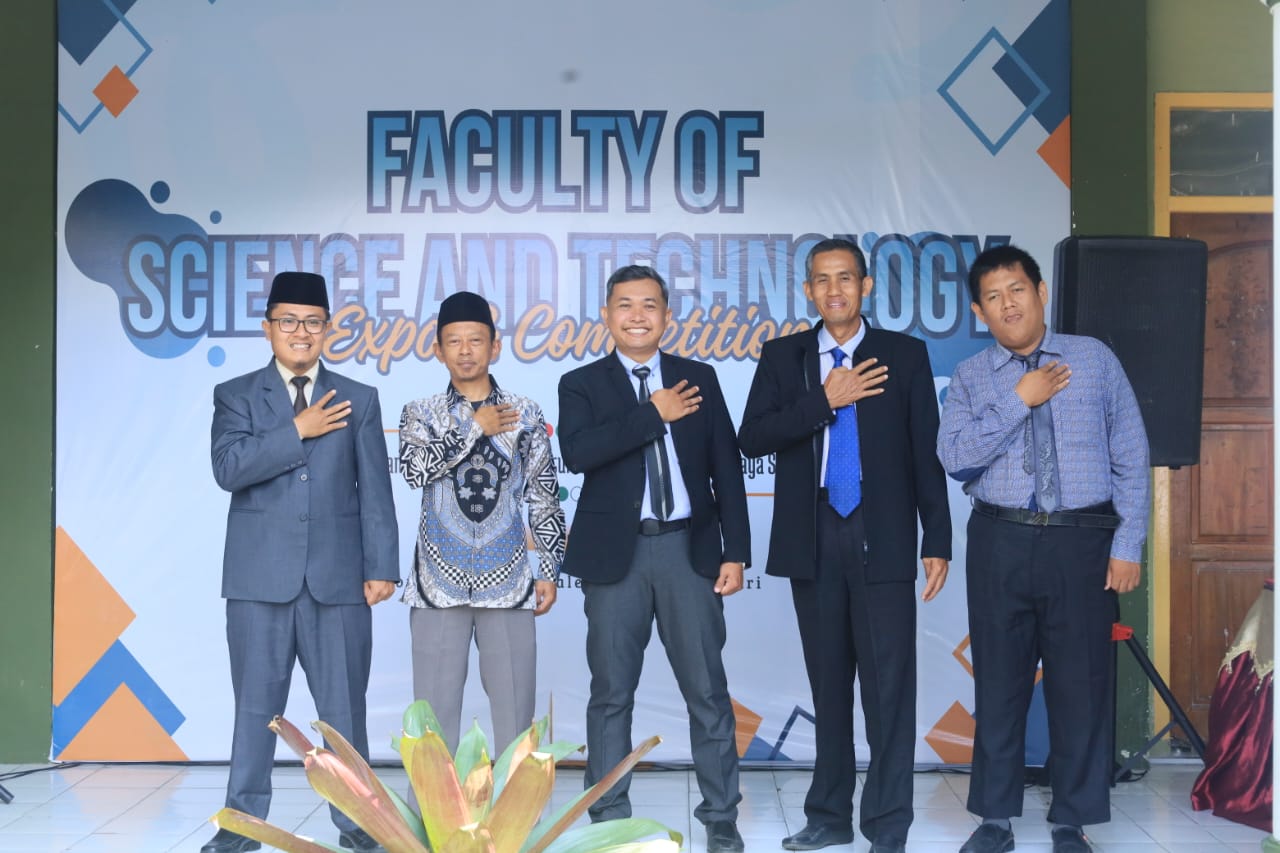 Santriwati PMDG Putri Kampus 4 mengunjungi stand Expo Fakultas Sains dan Teknologi UNIDA Gontor, melihat karya Agroteknologi, Informatika, dan TIP.