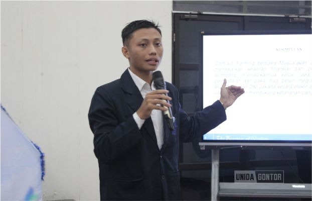 Fajar Satriyawan Wahyudi, mahasiswa Hukum Ekonomi Syariah UNIDA Gontor, menerima penghargaan Best Speaker dan Inovator Muda pada PESTA 2025 di Universitas Trunojoyo Madura, dengan latar banner acara.