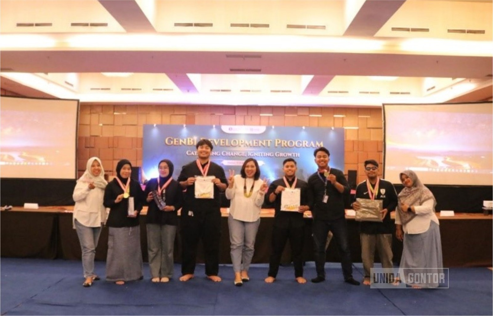 GenBI Komisariat UNIDA Gontor menerima penghargaan Komisariat Terbaik ke-3 pada GDP 2025 di Madiun.