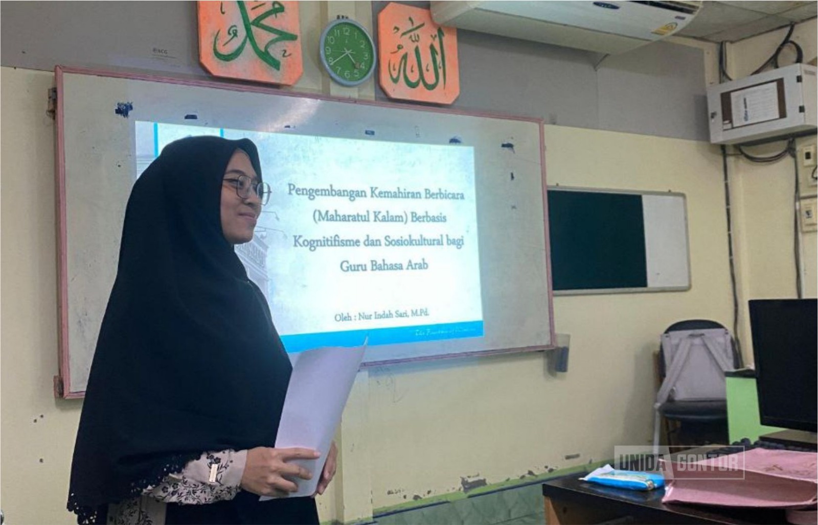 Mahasiswi UNIDA Gontor mendampingi guru Bahasa Arab dalam pelatihan pengembangan maharatul kalam di Pondok Modern Darul Barakah Pattani, Thailand.