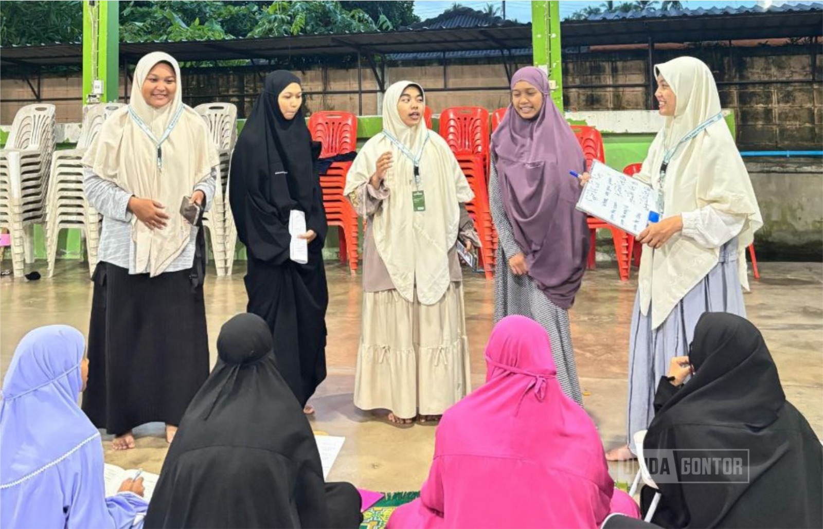 Mahasiswi UNIDA Gontor mendampingi guru Bahasa Arab dalam pelatihan pengembangan maharatul kalam di Pondok Modern Darul Barakah Pattani, Thailand.