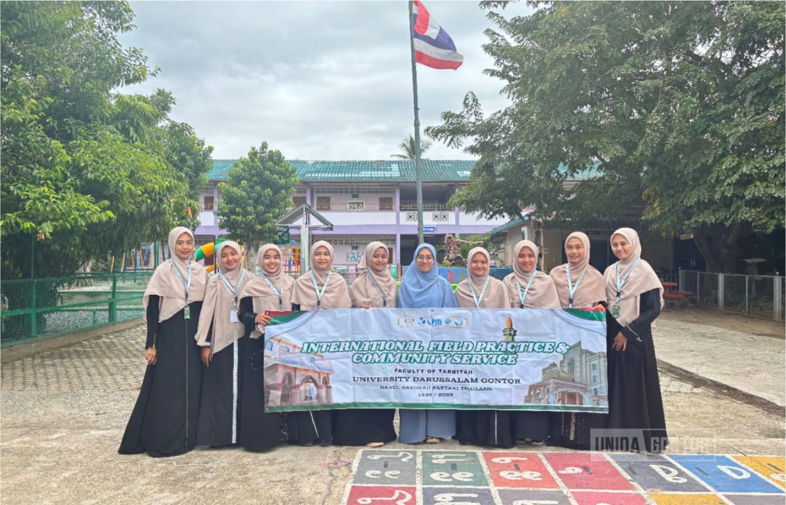 Mahasiswi UNIDA Gontor mendampingi guru Bahasa Arab dalam pelatihan pengembangan maharatul kalam di Pondok Modern Darul Barakah Pattani, Thailand.