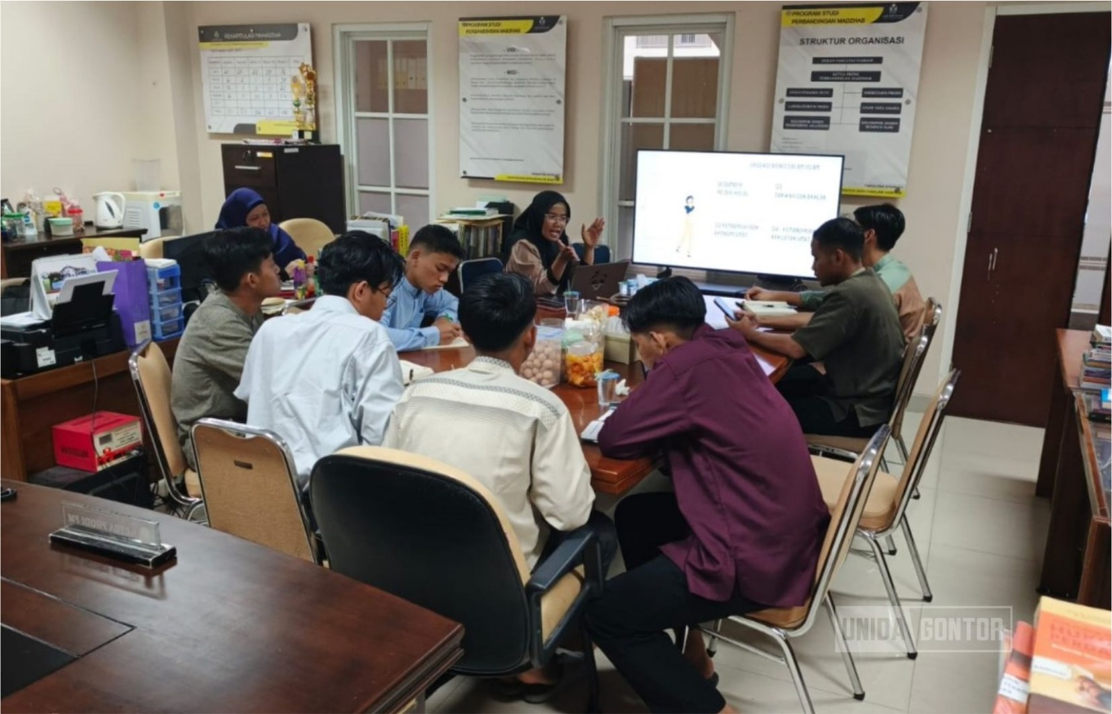 Ustadzah Yana Elita Ardiani menyampaikan materi kajian bisnis dalam perspektif Islam kepada mahasiswi PMH UNIDA Gontor.