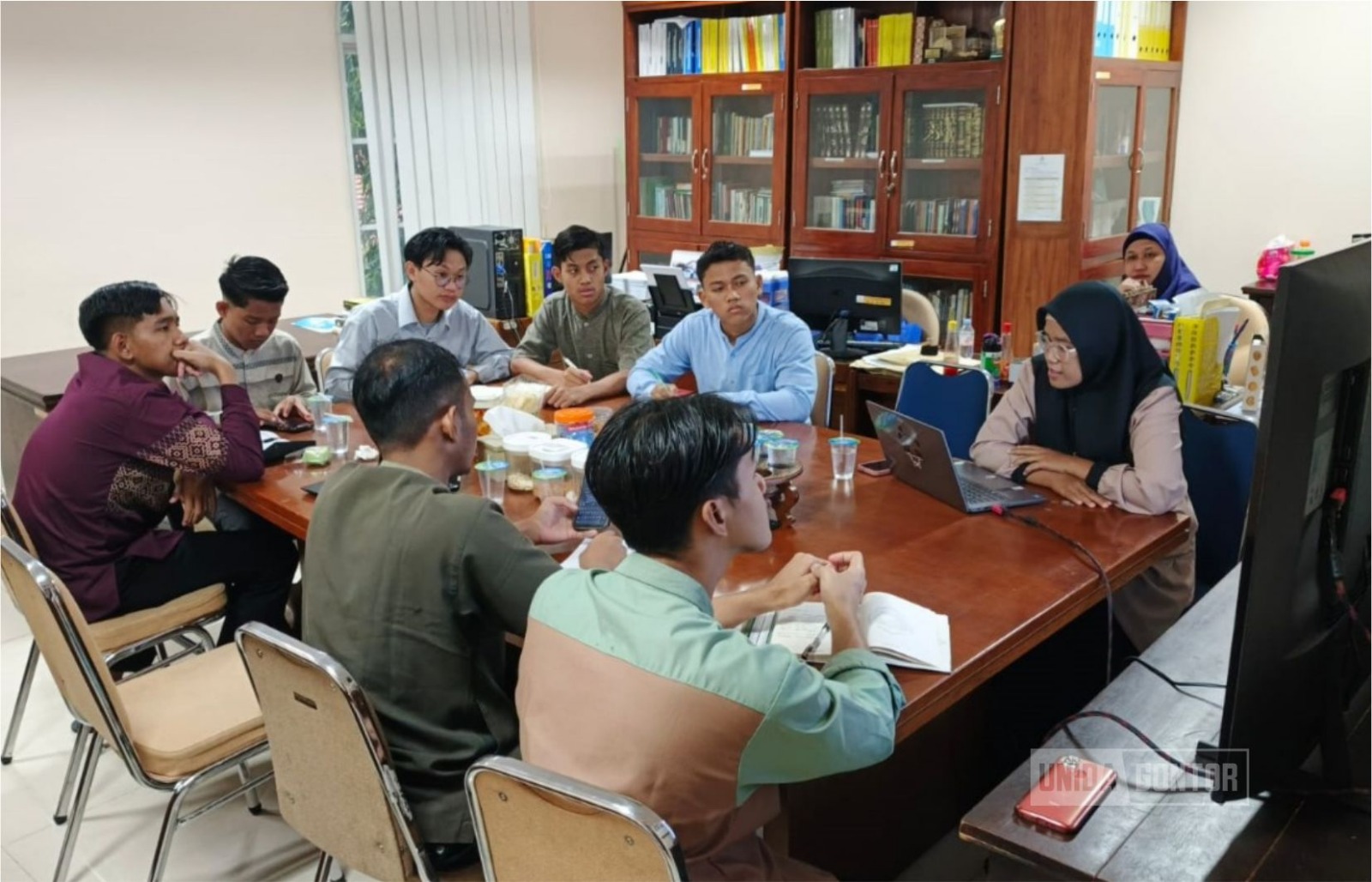 Ustadzah Yana Elita Ardiani menyampaikan materi kajian bisnis dalam perspektif Islam kepada mahasiswi PMH UNIDA Gontor.