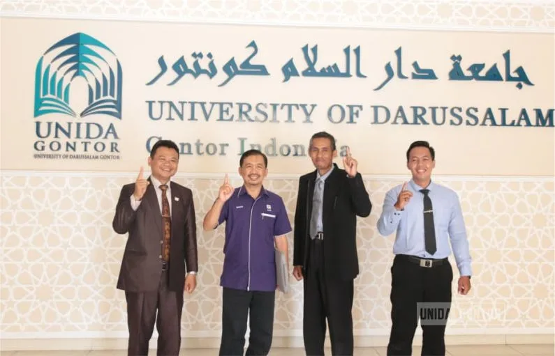 Prof. Mokmin Basri (UIS, Malaysia) menyampaikan kuliah tamu tentang integrasi bioteknologi dan nilai-nilai Islam di Hall Lantai 3 Istanbul FST UNIDA Gontor serta melalui Zoom, dihadiri dosen dan mahasiswa.