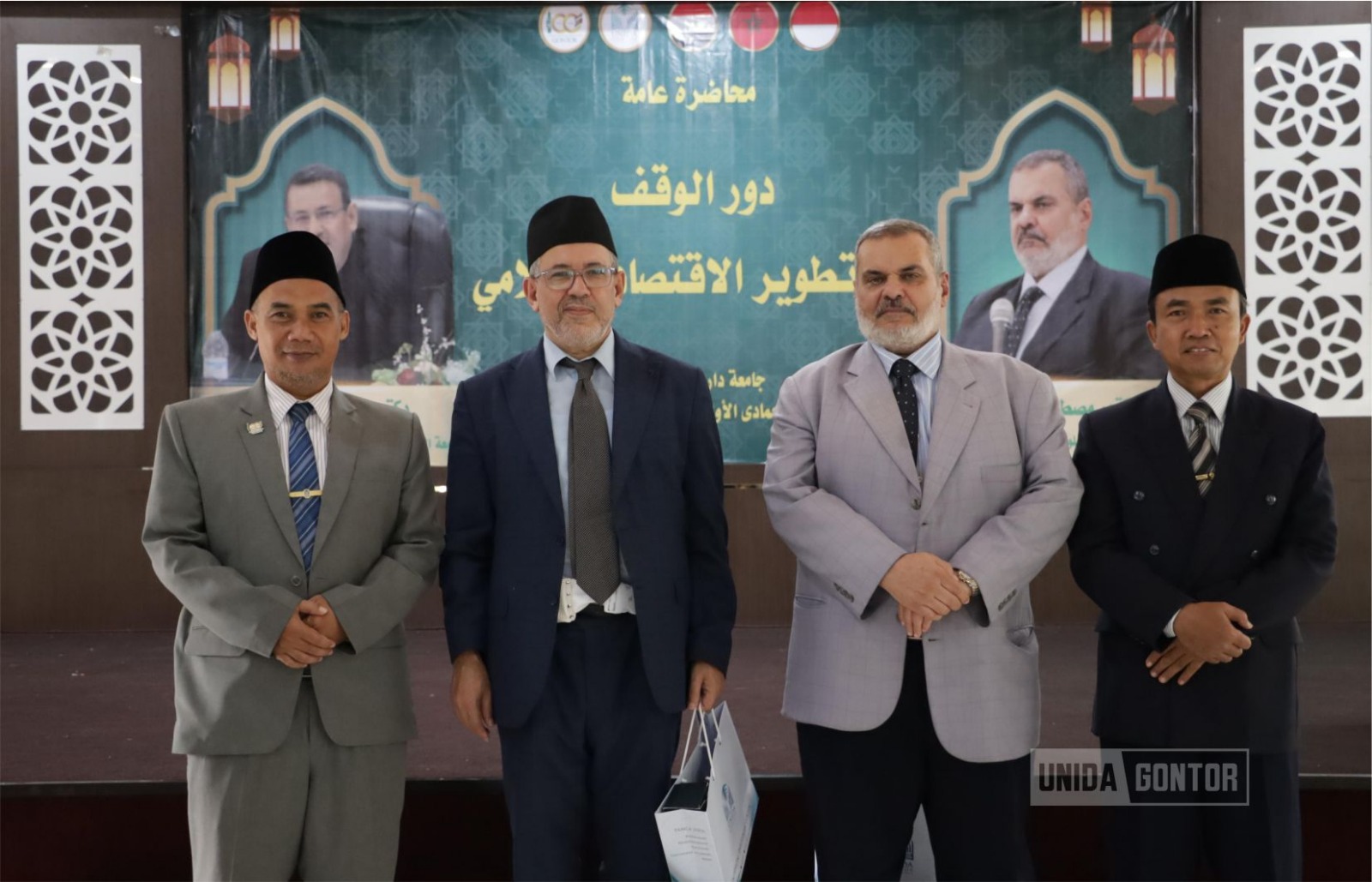Mahasiswa UNIDA Gontor mengikuti kuliah umum internasional tentang wakaf bersama profesor dari Mesir dan Maroko di Aula Gedung Istanbul.