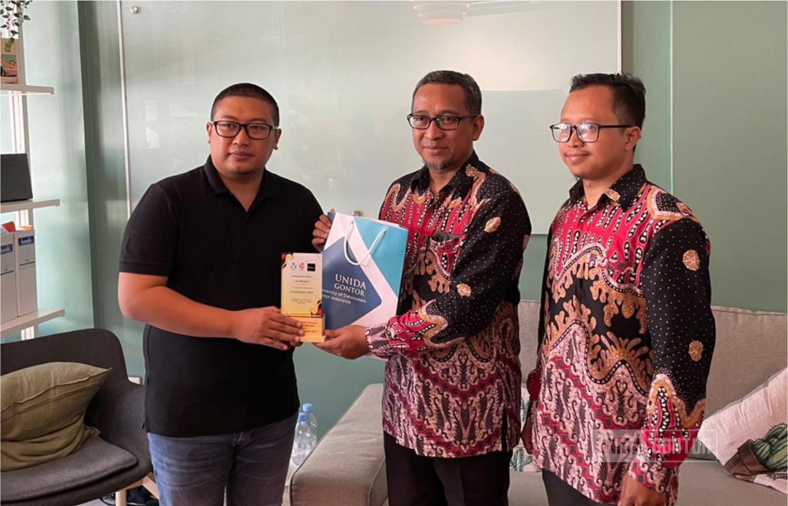 Mahasiswa UNIDA Gontor mengunjungi LAF Project di Cibaduyut Bandung untuk belajar perencanaan bisnis.