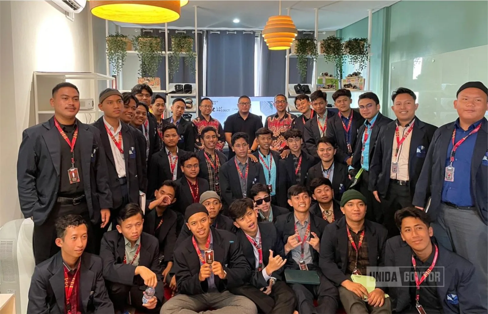 Mahasiswa UNIDA Gontor mengunjungi LAF Project di Cibaduyut Bandung untuk belajar perencanaan bisnis.