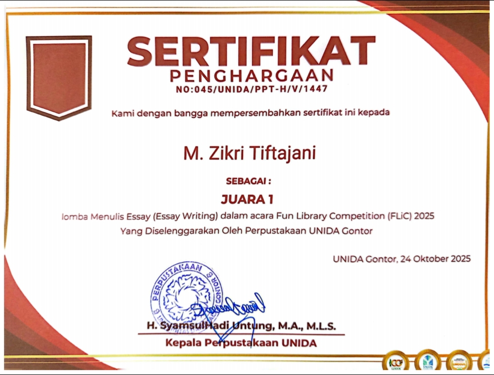 Mahasiswa AFI UNIDA Gontor, M Zikri Tiftajani, menerima penghargaan Juara 1 Lomba Essay Writing pada Fun Library Competition (FLiC) 5.0 di Gedung Postgraduate.