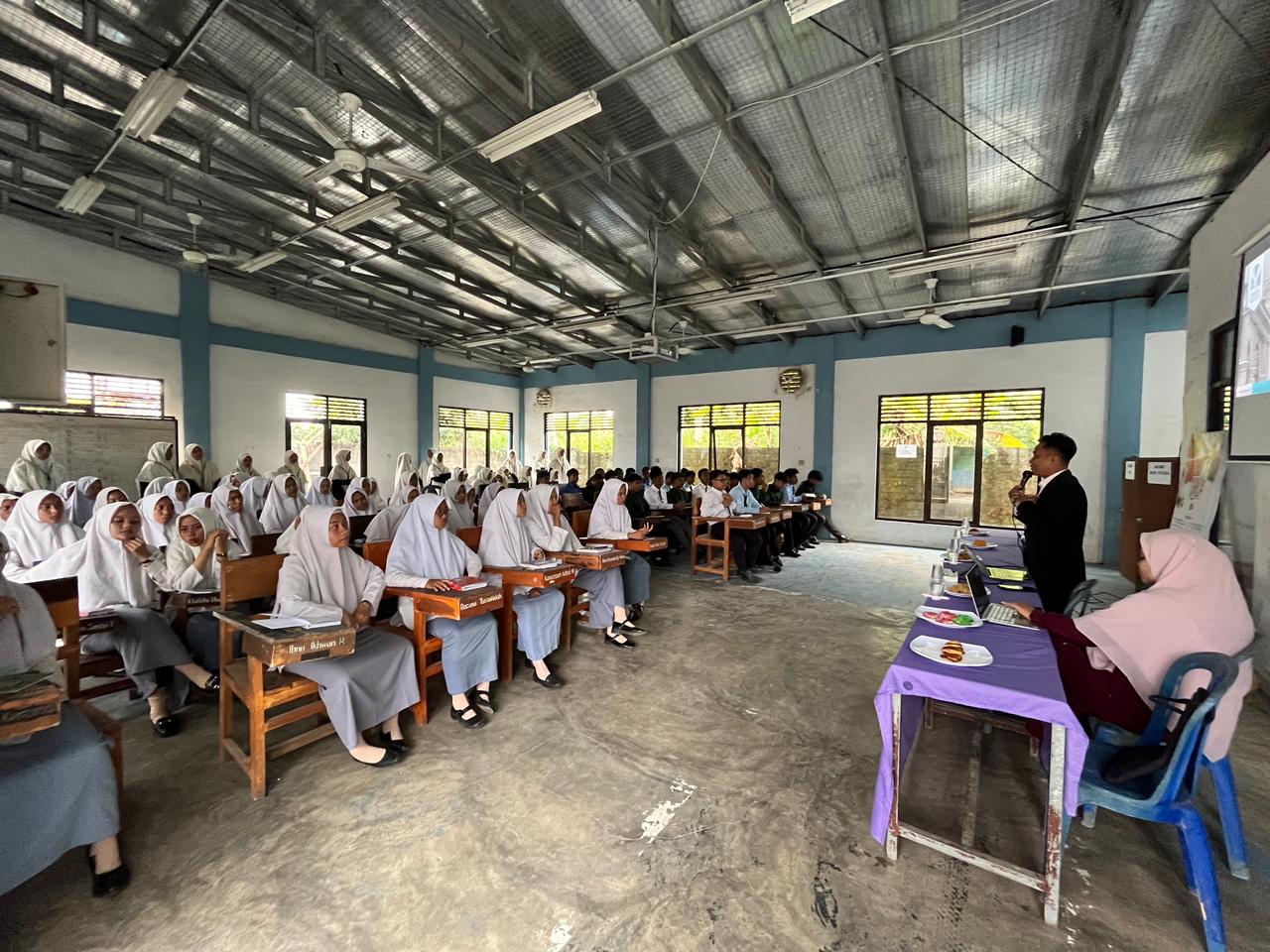 Penyampaian Materi oleh Ustadz Aries Fachriza, M.Pd.