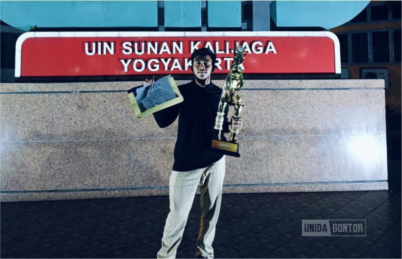 M. Bagus Saputro, mahasiswa HES UNIDA Gontor, menerima penghargaan Juara 2 Debat Bahasa Arab dan Best Speaker pada SUKARABIC FEST VIII 2025 di UIN Sunan Kalijaga Yogyakarta.
