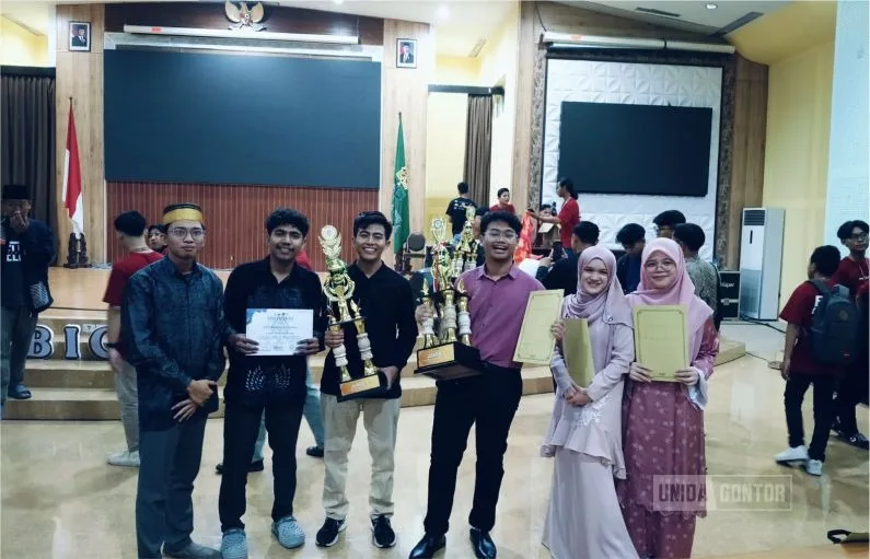 M. Bagus Saputro, mahasiswa HES UNIDA Gontor, menerima penghargaan Juara 2 Debat Bahasa Arab dan Best Speaker pada SUKARABIC FEST VIII 2025 di UIN Sunan Kalijaga Yogyakarta.