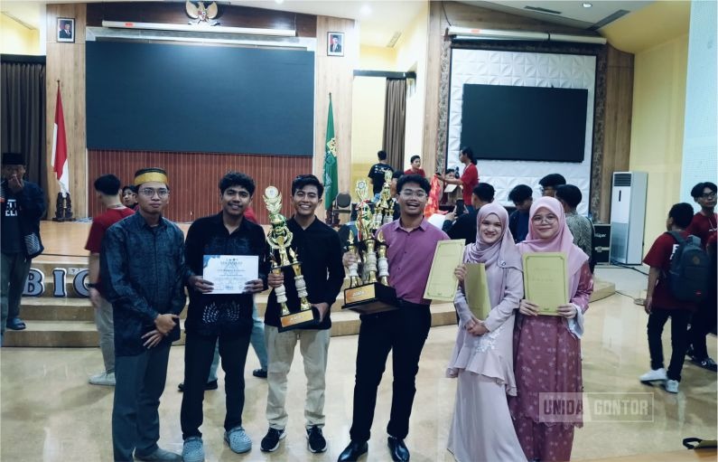 M. Bagus Saputro, mahasiswa HES UNIDA Gontor, menerima penghargaan Juara 2 Debat Bahasa Arab dan Best Speaker pada SUKARABIC FEST VIII 2025 di UIN Sunan Kalijaga Yogyakarta.