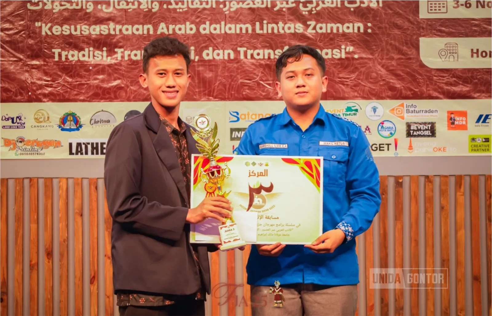 Mahasiswa IQT UNIDA Gontor menerima penghargaan Juara 3 Lomba Insya’ Araby pada Festival Jazirah Arab 2025 di UIN Maulana Malik Ibrahim Malang.