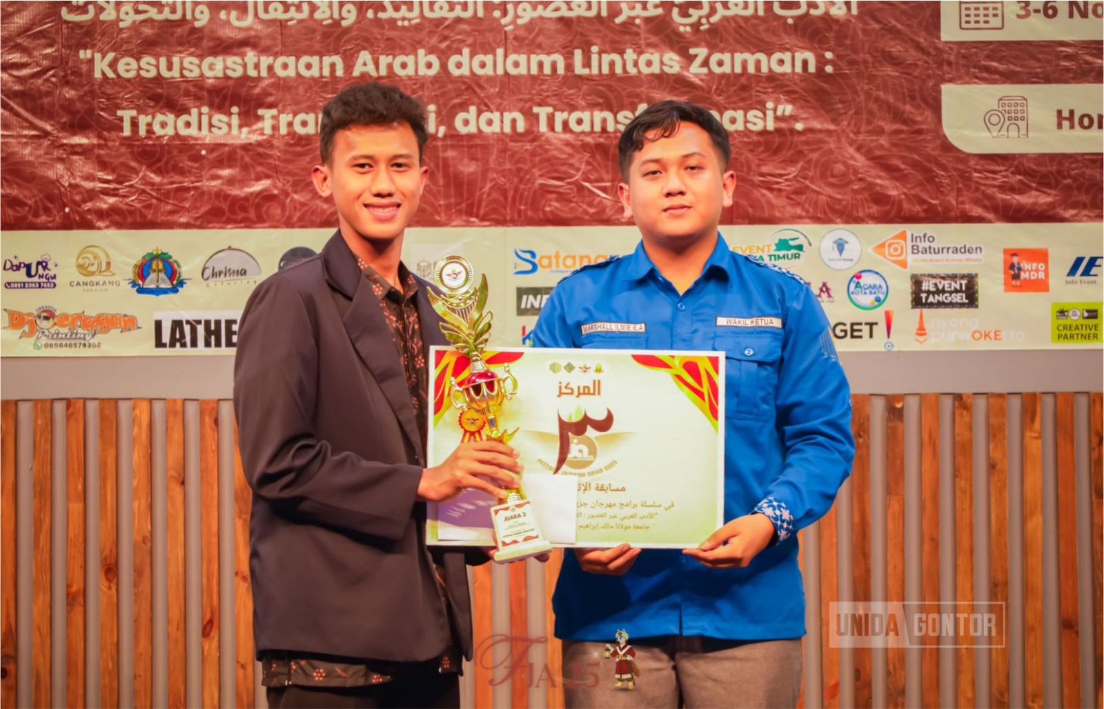 Mahasiswa IQT UNIDA Gontor menerima penghargaan Juara 3 Lomba Insya’ Araby pada Festival Jazirah Arab 2025 di UIN Maulana Malik Ibrahim Malang.