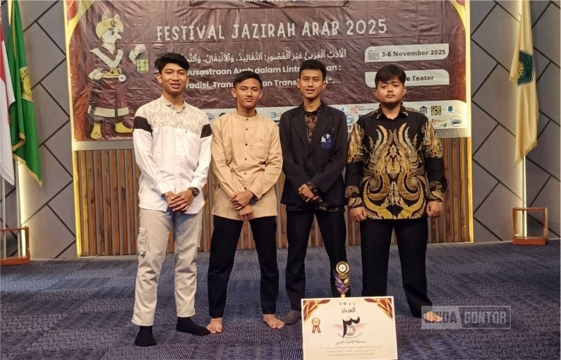 Mahasiswa IQT UNIDA Gontor menerima penghargaan Juara 3 Lomba Insya’ Araby pada Festival Jazirah Arab 2025 di UIN Maulana Malik Ibrahim Malang.